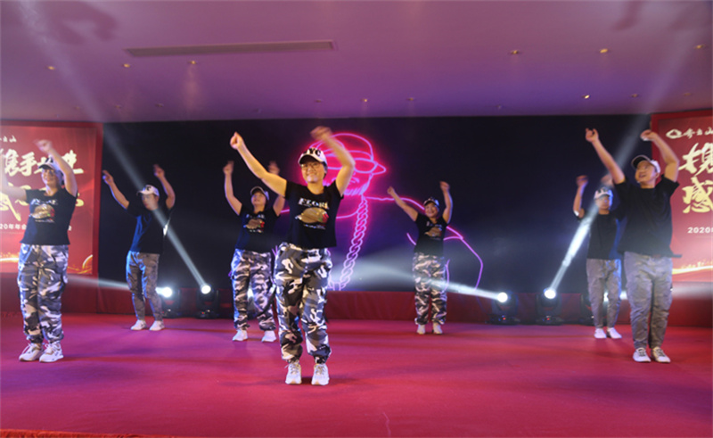 携手共进，，，，，，感恩有你——VSport官网2021第一季度营销聚会暨2020年度表扬大会圆满举行-12.jpg