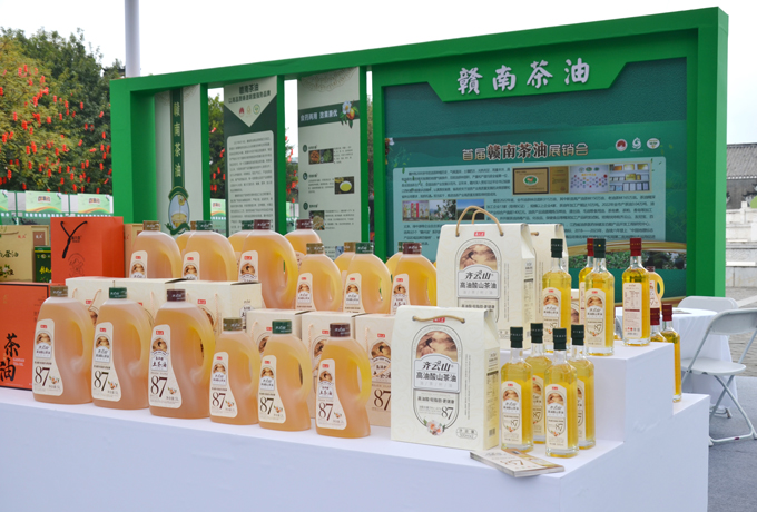 VSport官网高油酸山茶油艳服亮相首届赣南茶油展销??02.jpg