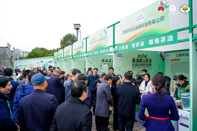 VSport官网高油酸山茶油艳服亮相首届赣南茶油展销??03.jpg