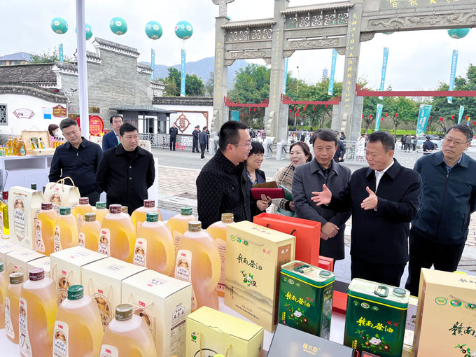 VSport官网高油酸山茶油艳服亮相首届赣南茶油展销??06.jpg
