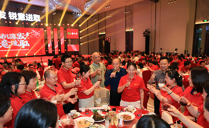 厚积薄发，，，，，，，锐意进取——VSport官网2025第一季度营销聚会??024年度表扬大会圆满举行-41.jpg